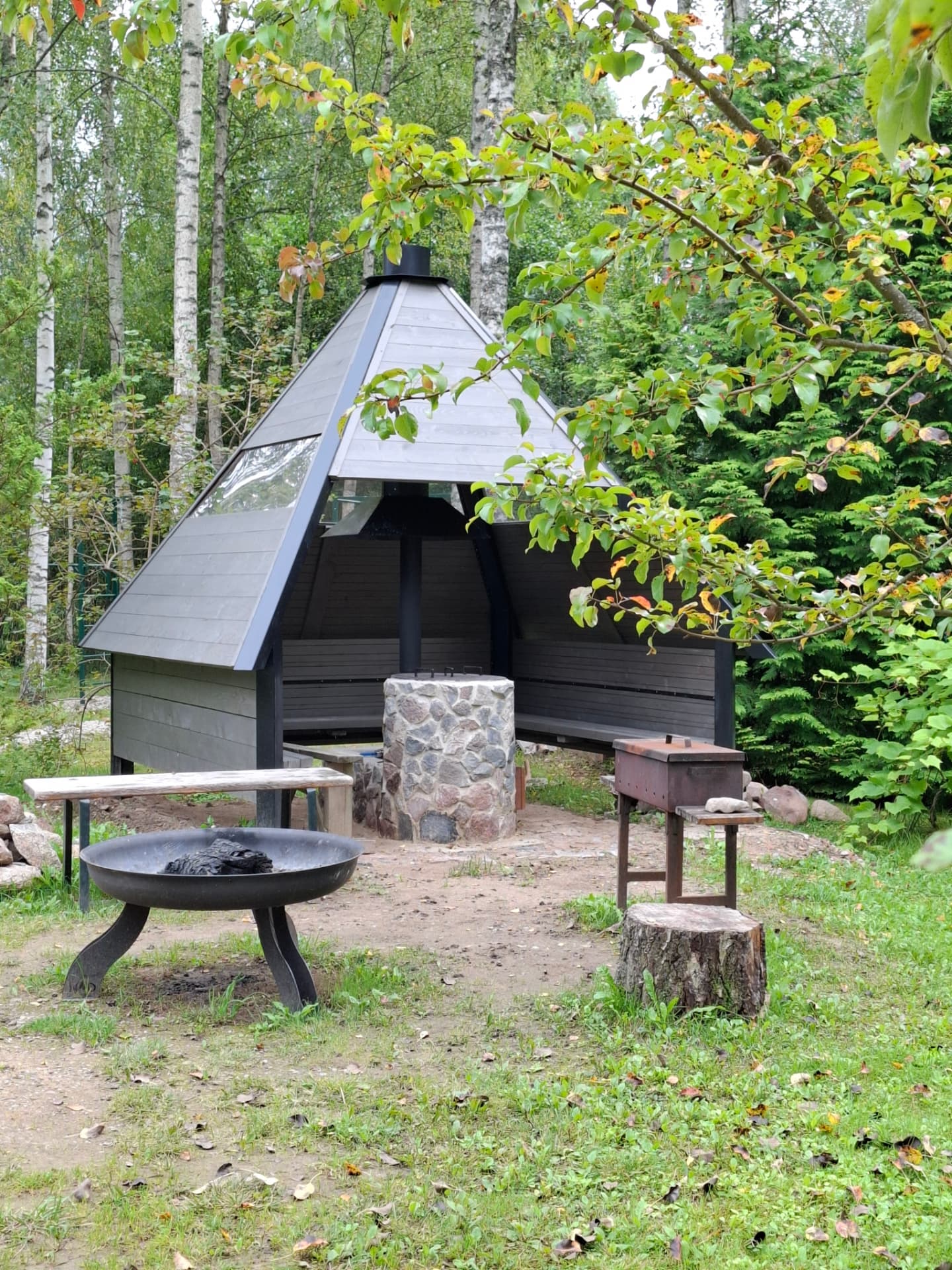 Apgaismota grila māja ar ugunskura vietu Lēveru pagalmā